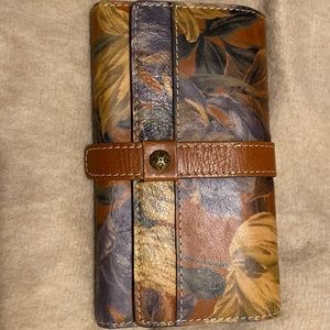 Patricia Nash Wallet lightly used. from a pretty and smoke free home. like new.